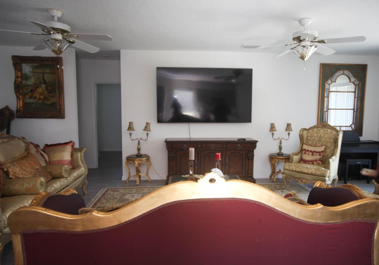 A Beautiful Queen Bedroom Orlando Exterior photo