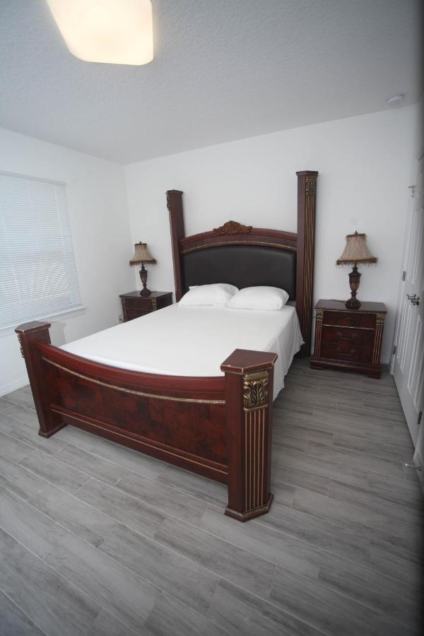 A Beautiful Queen Bedroom Orlando Exterior photo