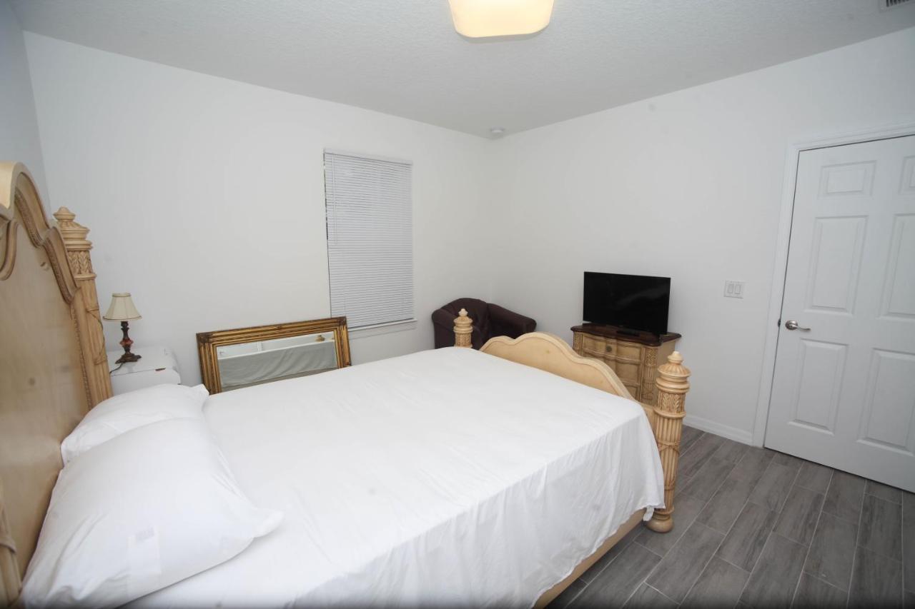A Beautiful Queen Bedroom Orlando Exterior photo